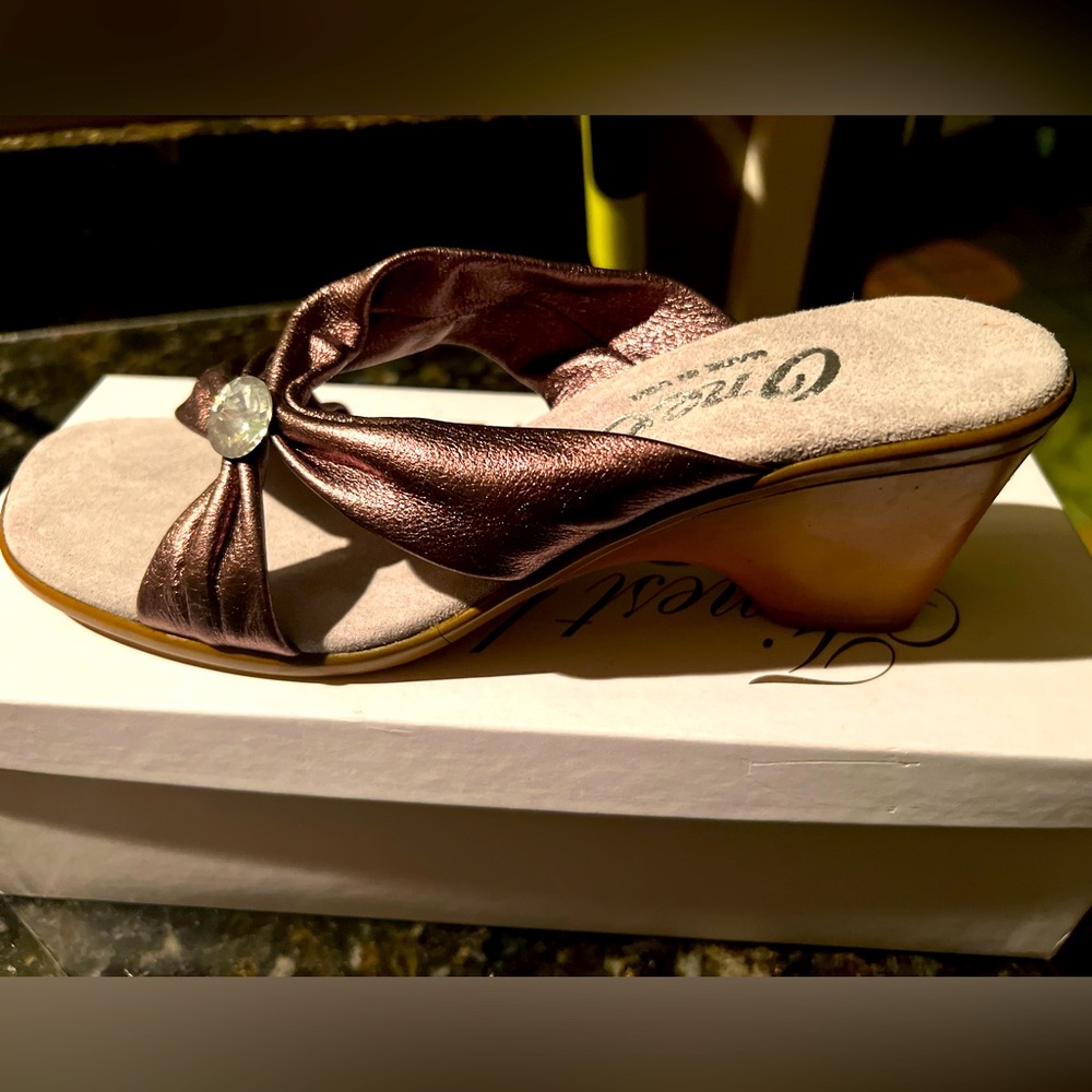 New Onyx slide Women’s dress sandals. Size 9. Metallic brown.